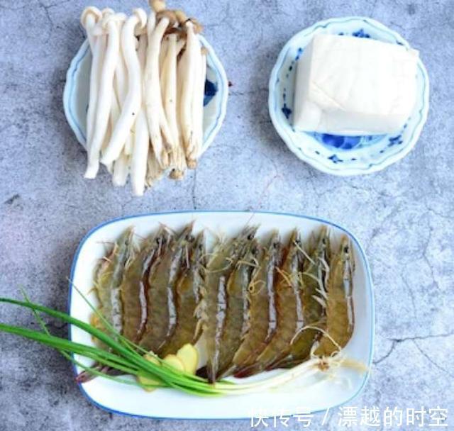 虾仁菌菇豆腐这三样食材在一起，打造一锅鲜香味美的海鲜汤
