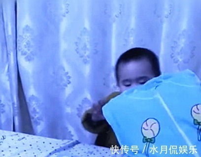 吵架|就因为和奶奶吵架了,拎起枕头就去找妈妈,接下来笑喷了