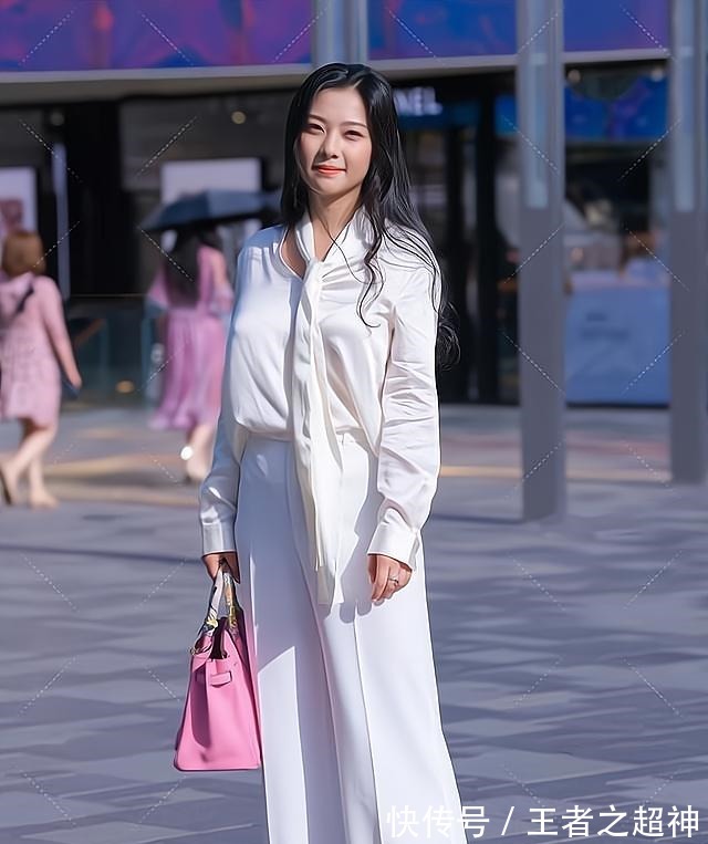 穿搭 简洁的白色职业套装,端庄又大气,尽显知性美感!