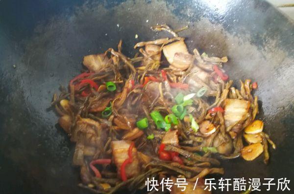 开胃|夏天,这蔬菜记得多囤点,做法特简单,解馋开胃,炖肉吃特别香。