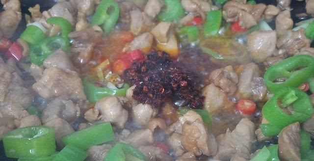 花甲炒鸡肉,好吃又下饭的一道家常菜,做法简单,我家常做