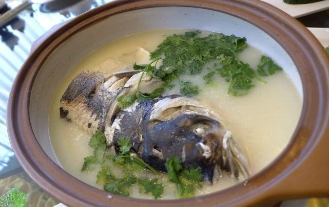 无论炖什么鱼，炖鱼之前多加一个步骤，鱼肉不腥，而且更鲜嫩