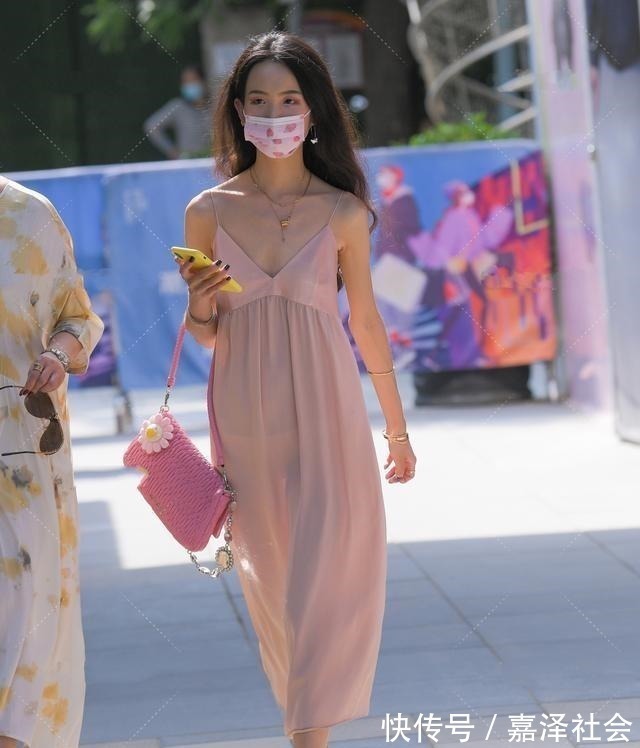 穿搭 性感背心长裙搭配芭比粉挎包,个性亮眼,适合的服装才会更美!