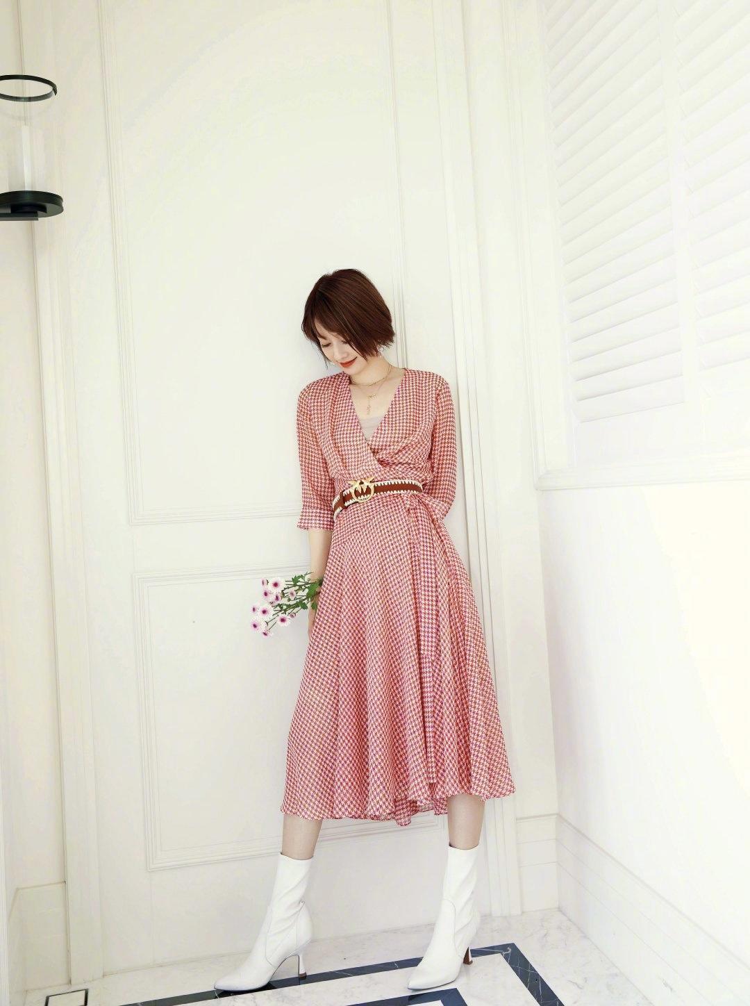 素颜|马伊琍够任性,素颜走机场,白色背心配破洞牛仔裤,依然高级时髦