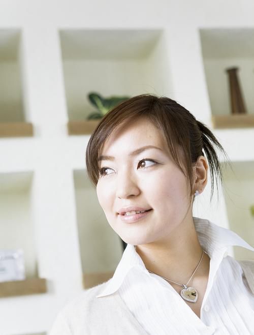 法令纹|女人开始衰老时,面部多半会有3个变化,若没中,恭喜还很年轻