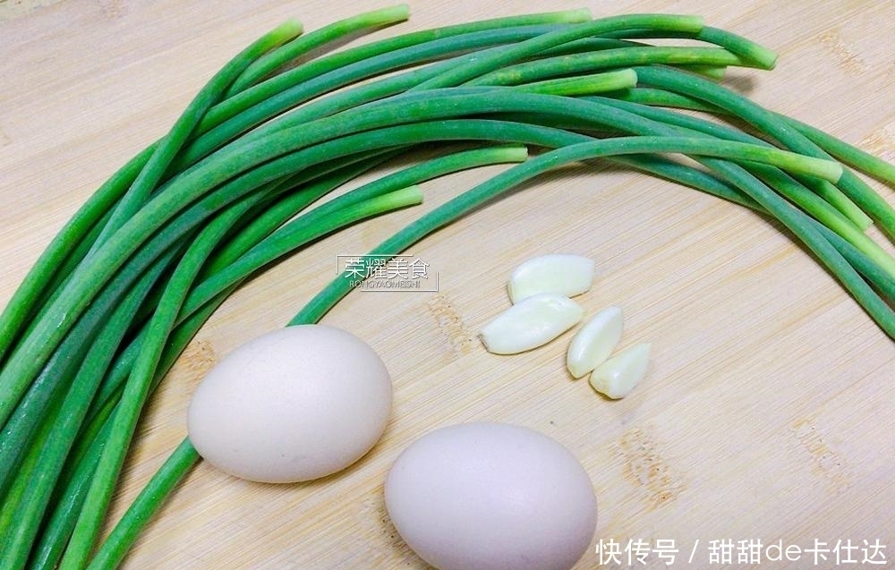 炒蒜薹,焯水和直接下锅炒就错啦,这样做,蒜薹翠绿鲜嫩很入味