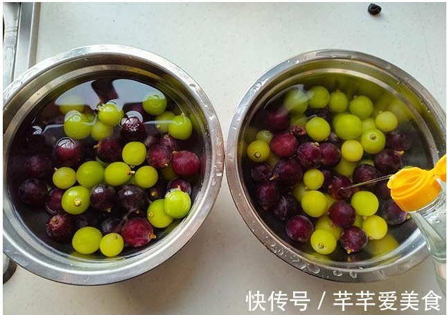 洗葡萄时，有人放面，有人放盐，都不对，教你正确洗法，皮都能吃