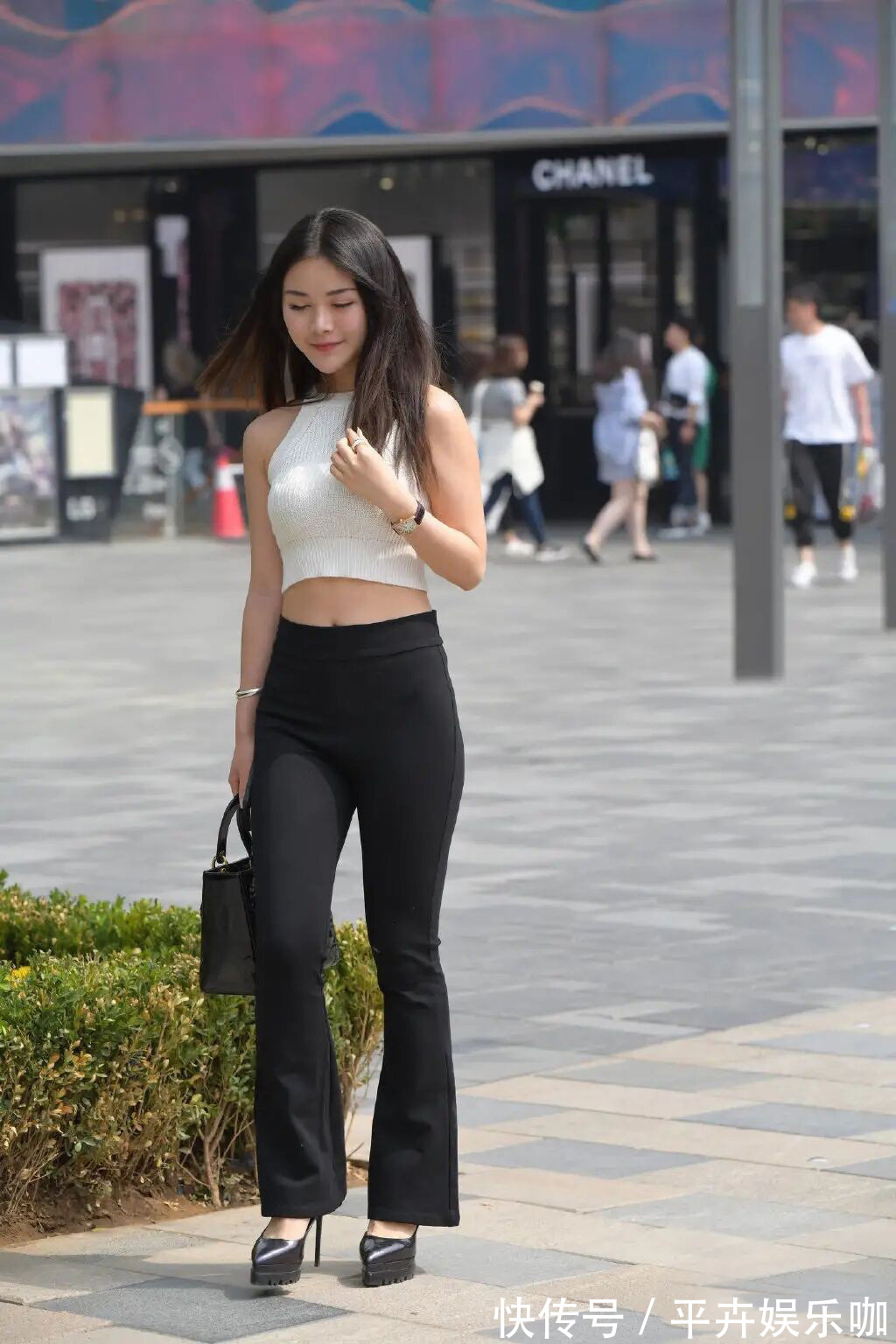 高腰裤 裤子还是穿高点吧,起码要在肚脐眼以上,小腹微凸才不会那么辣眼