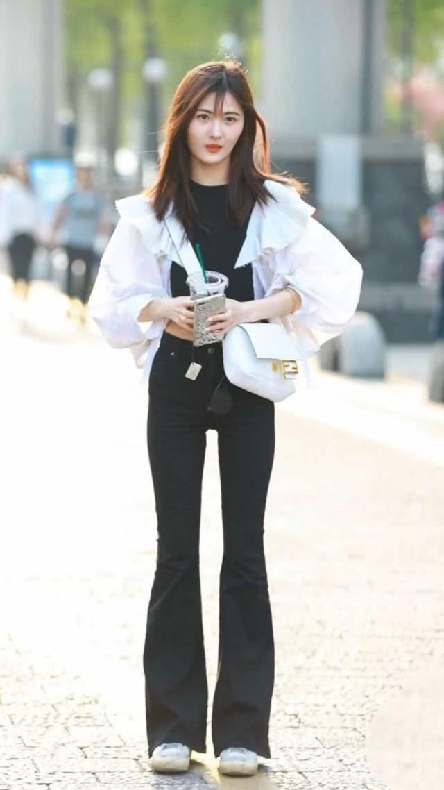 搭配清爽利落的版型上身非常有型，青春阳光显得美观又简练大气