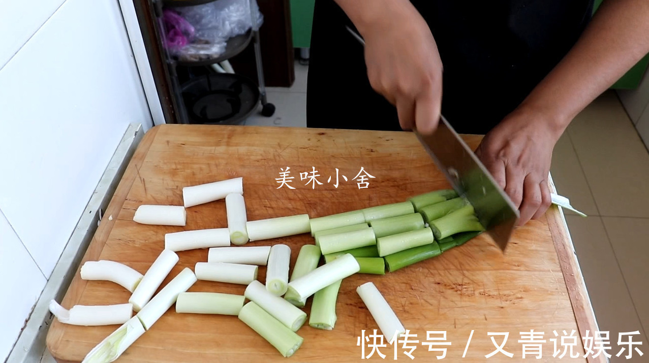 猪肉和粉条别再乱炖了，教你个农村特色吃法，一做一大盆不够吃