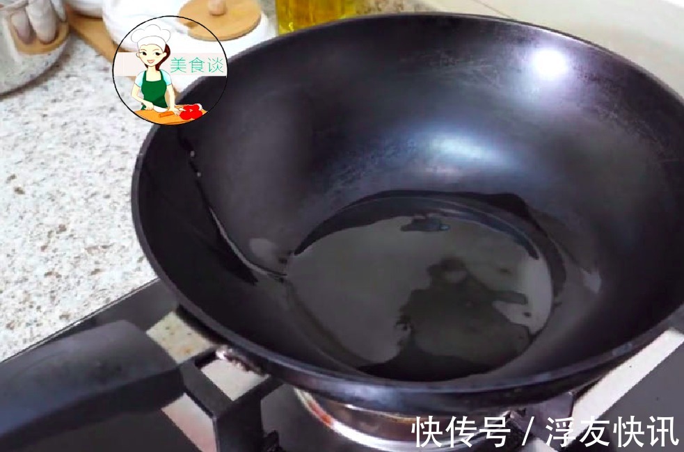 煎鱼时,下锅前多做这两个步骤,鱼肉不散、不破皮,比刷姜片管用