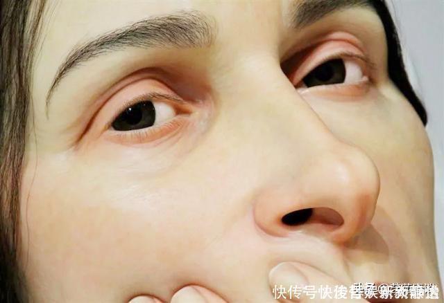 人物|巨型超写实人体雕塑,庞大而又逼真,网友:真怕他们动起来