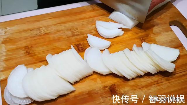 白萝卜|白萝卜别腌咸菜了，教你新吃法，我家一周做4次，营养又解馋，香
