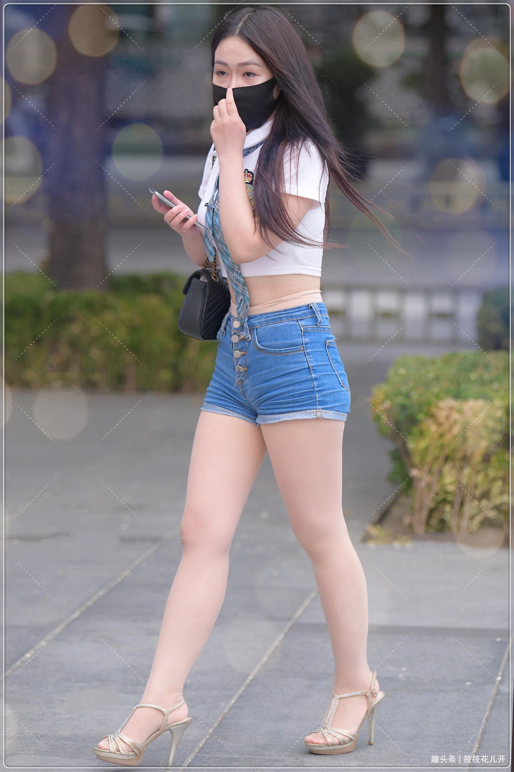 小姐姐 白色短款紧身T恤,搭配短款牛仔裤,清新靓丽