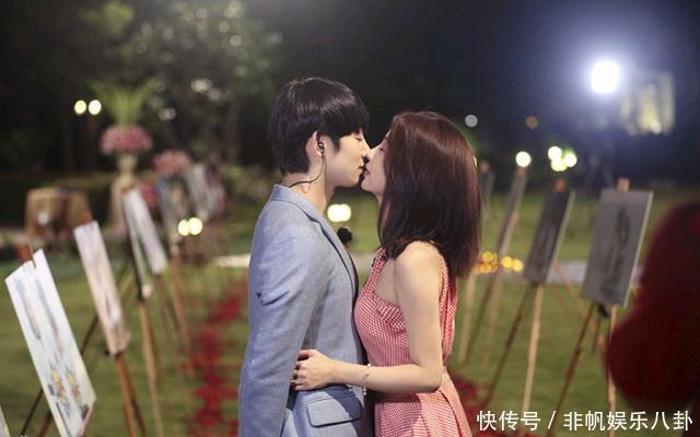 李菲儿天生丽质难自弃,露脐装紧身裤身材超有料,柯基臀让人羡慕