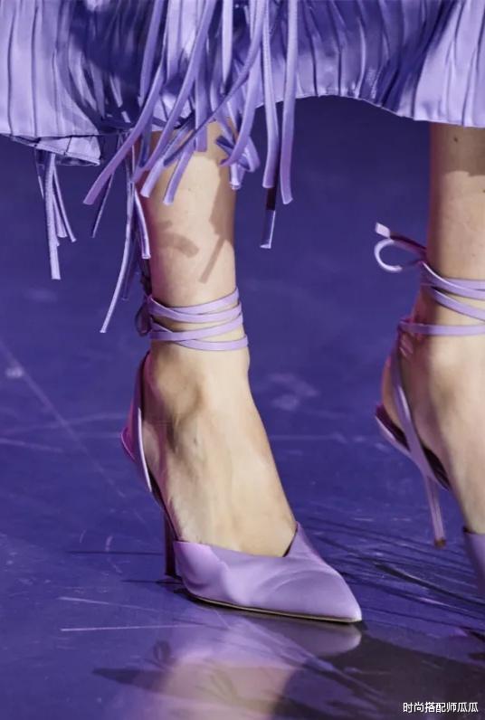 别总穿黑白灰了,今夏流行这个“紫”,时髦显白很高级
