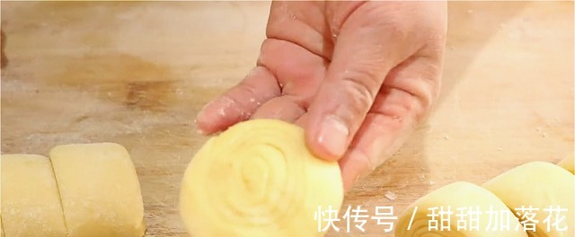 一碗面粉加一个鸡蛋居然这么好吃，不用蒸不用炸，出锅我流口水了！