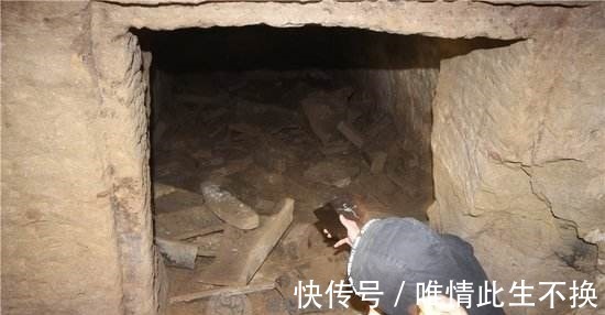 张詹@碑上的一句话让盗墓者泪流,200年后挖开此墓,众人却怒推其坟!