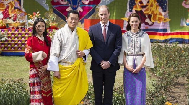 穿着|清朝灭亡107年了,此国却坚持使用清朝国旗,国王还穿着清朝长袍