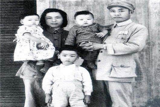 开国|开国中将喜欢和士兵打牌,输了的要掌嘴画王八