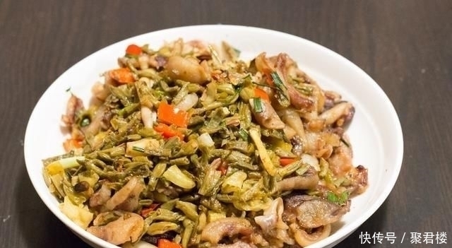 老家来亲戚,弟弟一家请吃饭,弟媳做了11个菜,大伙吃了一锅饭