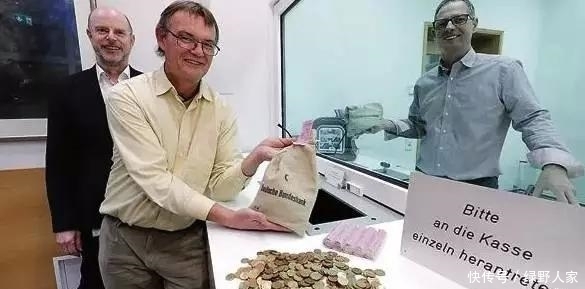 30年存了120万枚硬币当作家产,银行职员花了半年才数清