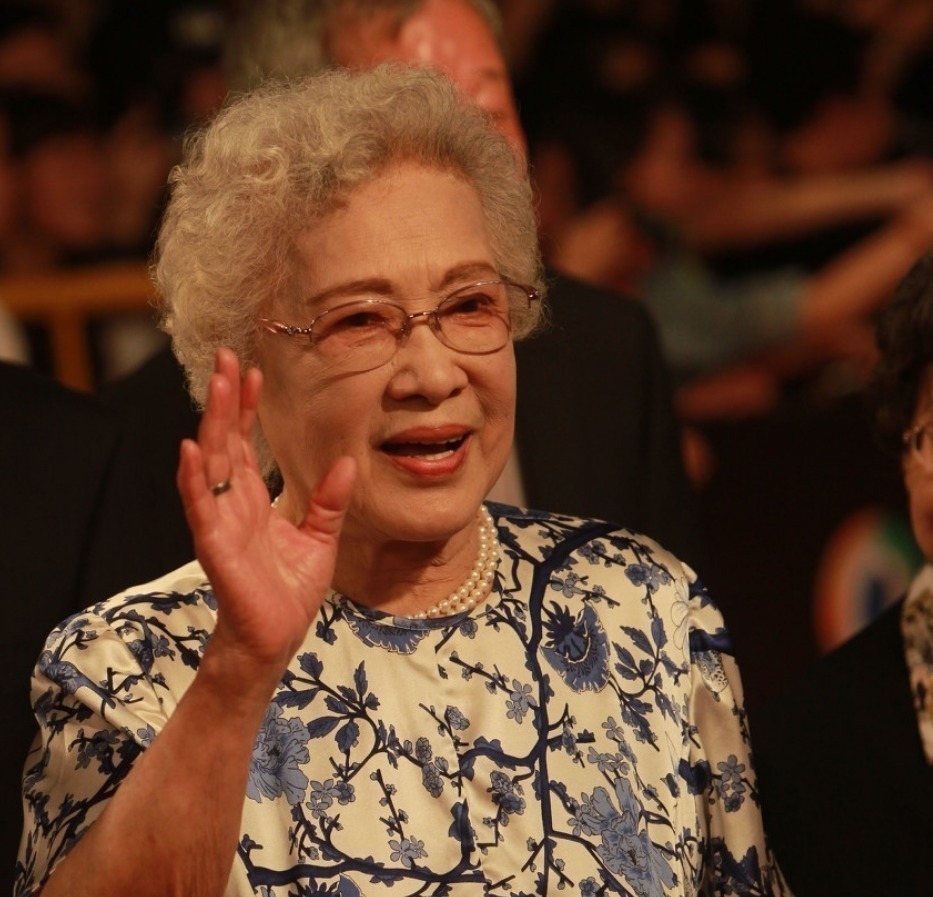 发型 女人如果还没到60岁,这3款“大妈发型”尽量别留,会显老很多