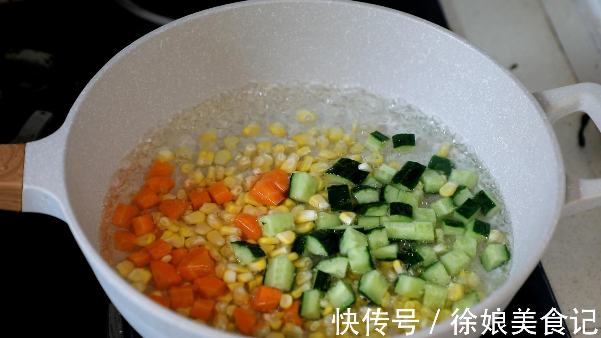 白灼|虾别只会白灼了，试试这个做法营养又美味，家里有孩子一定要多做