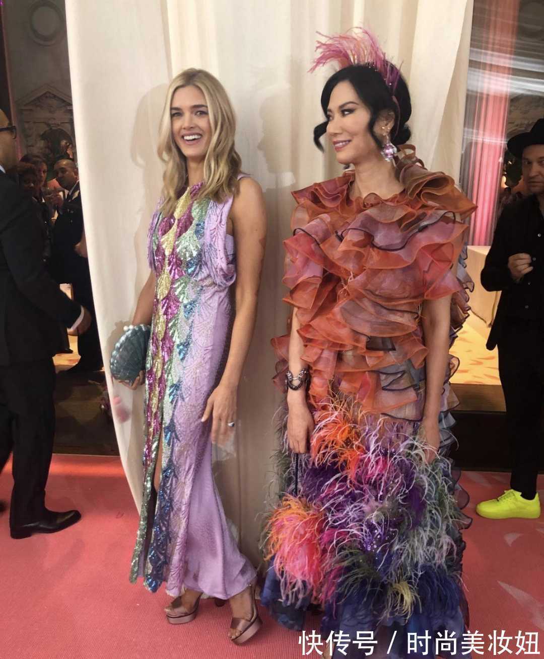 彩色|邓文迪“国际脸”真耐看,穿彩色荷叶连衣裙亮相,不俗反而很高级