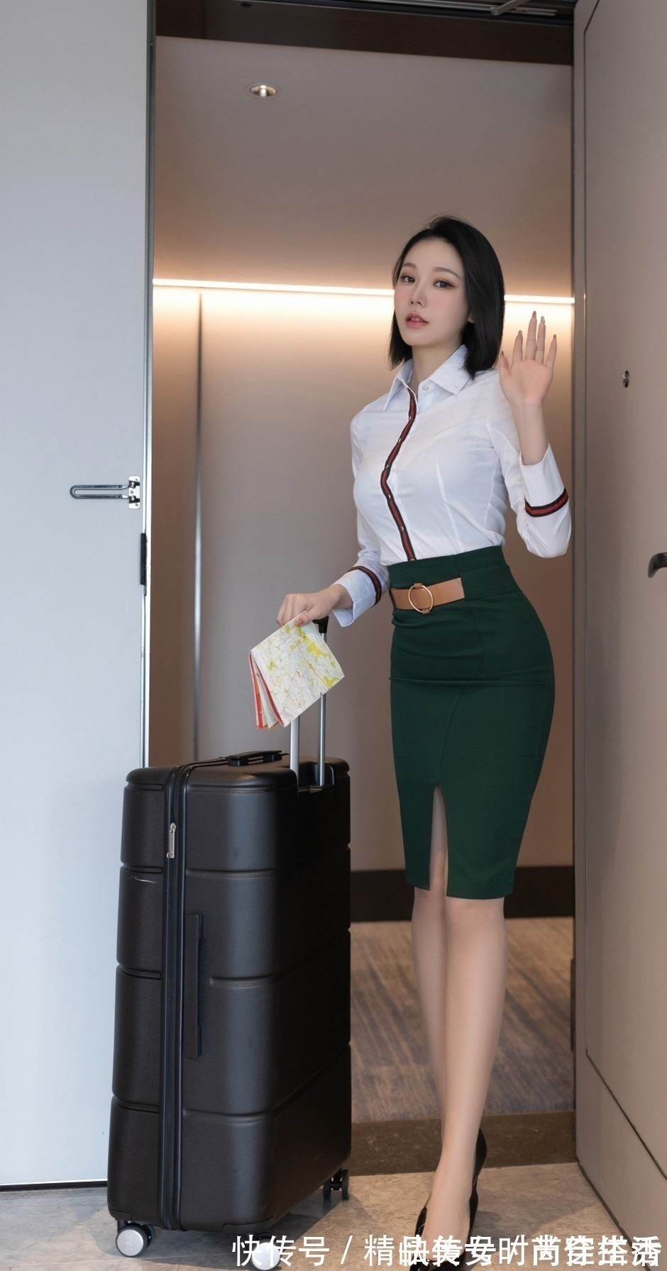 俏皮感 白色的衬衫下搭墨绿色的半身裙,做一个优雅的女人