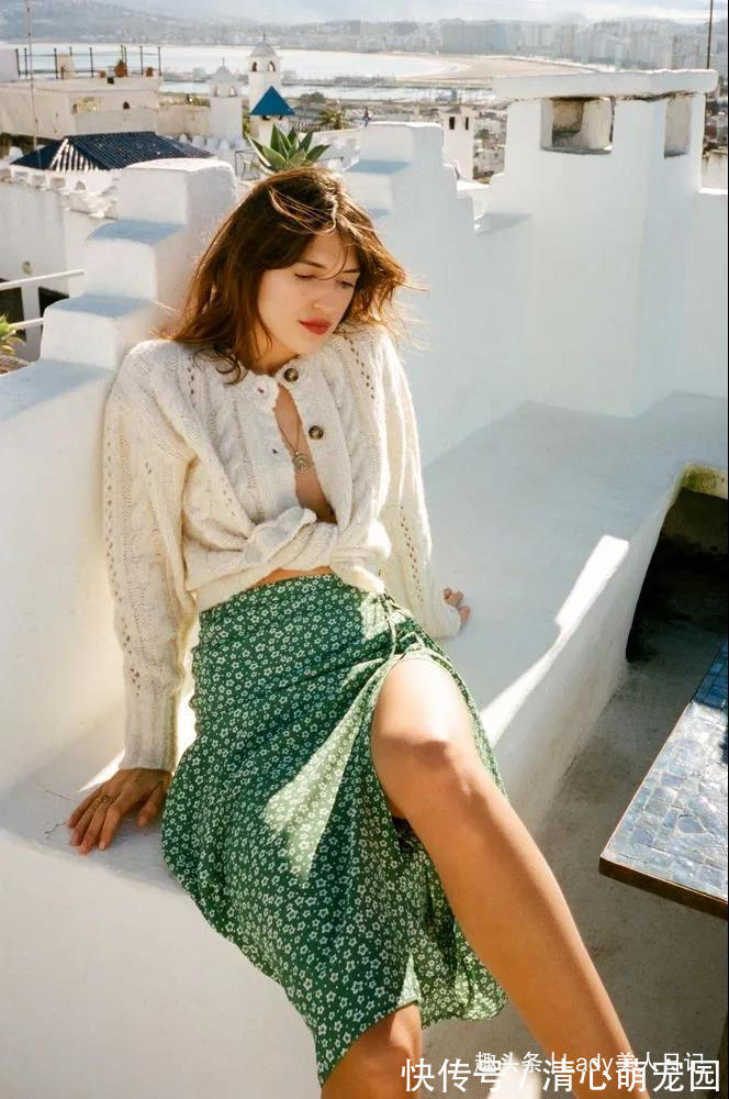 穿搭 穿裙子搭薄外套时,记住“1个要点+风格调和”,领悟穿搭思维稳赢