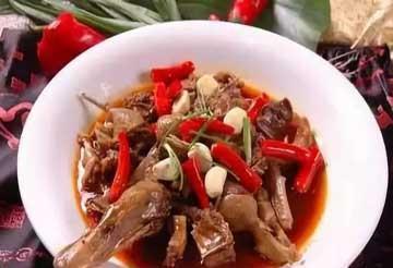 美食推荐:铁板香辣鱿鱼、金牌乾隆鸭、牛油果雪蟹沙律制作方法