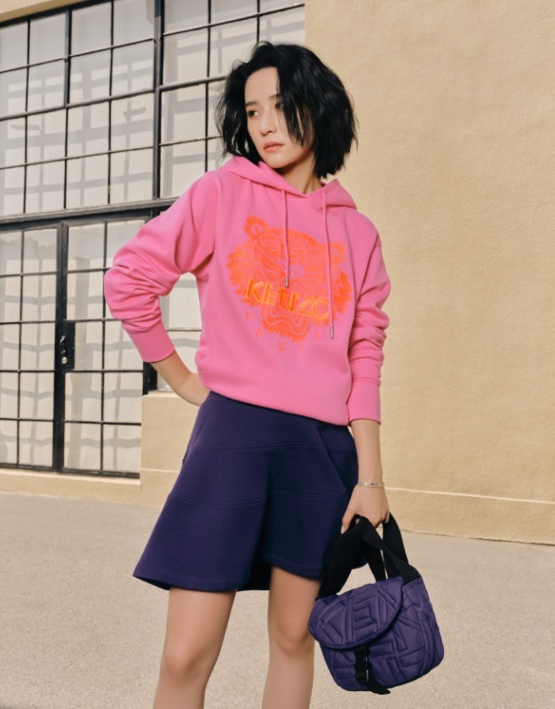 针织衫 何超莲很有“名媛气质”,穿黑色丝绒裙尽显身材曲线,不输女明星