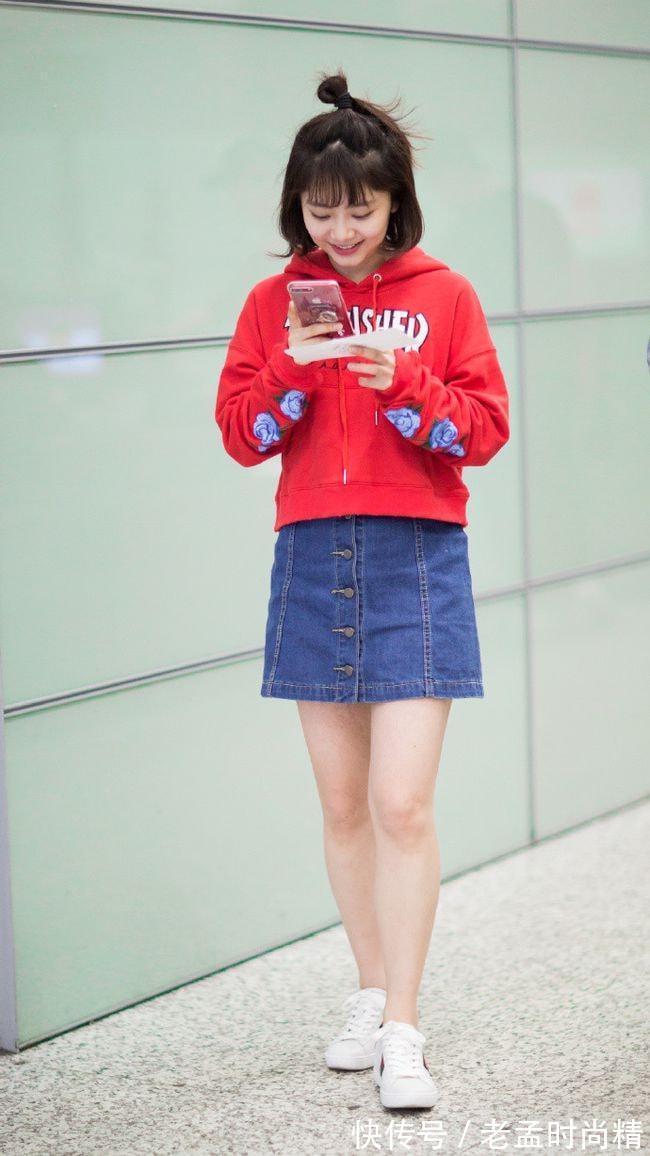 牛仔|她的少女感“绝”了,红色卫衣配牛仔半身裙,甜成邻家小妹