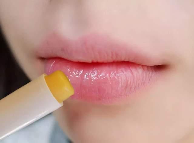 嘴皮|孩子嘴唇起皮,妈妈想尽方法都不管用?都是“手欠”惹的祸