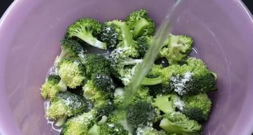 炒西兰花时,直接焯水就错了,用这一步代替,清脆可口,营养入味