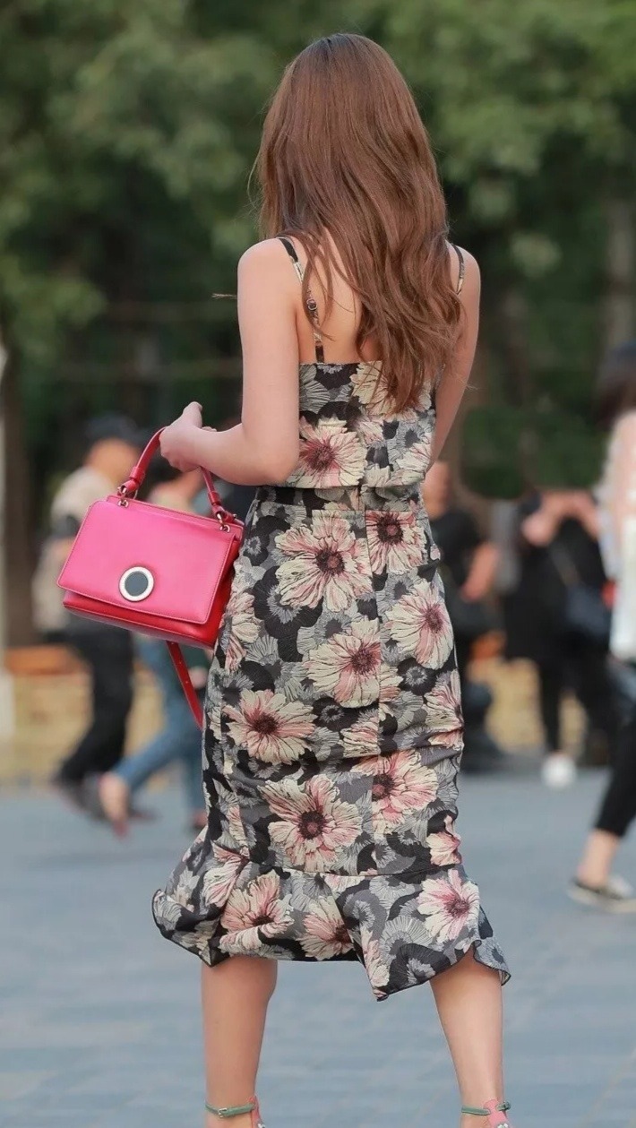 吊带衫|街拍:吊带衫毫无抵抗力, 美女你真会穿!