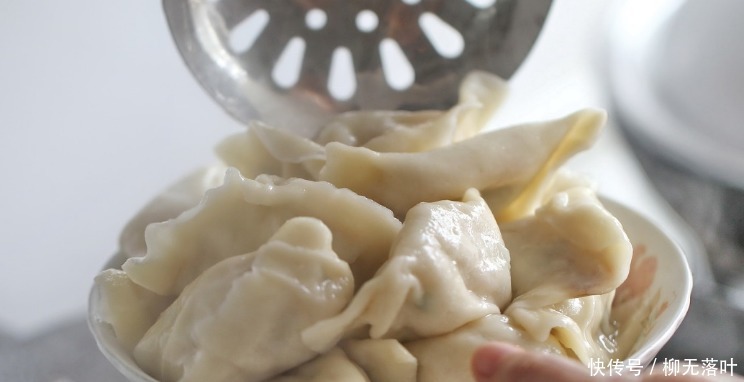 饺子皮|煮冻饺子，记住3个窍门，饺子个个不破皮，吃着筋道，不像冷冻的！