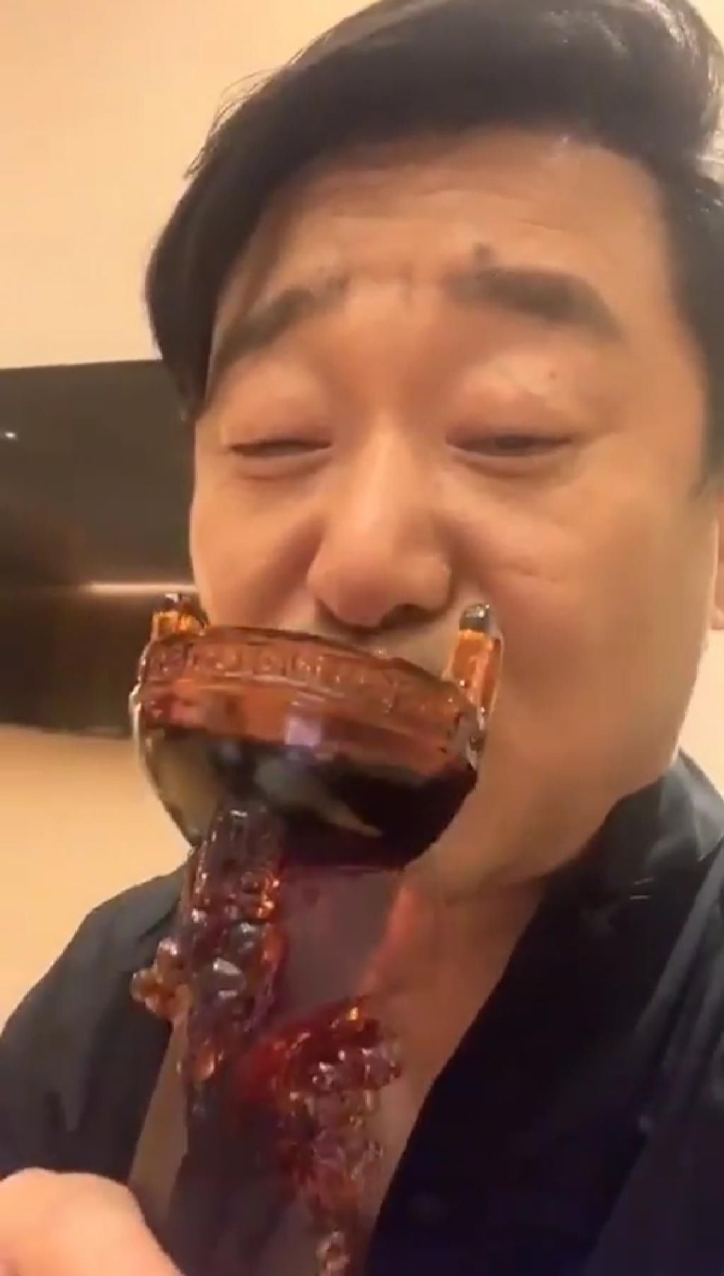 王景春用华鼎奖杯喝酒？网友：钟南山院士家里奖杯当果盘！