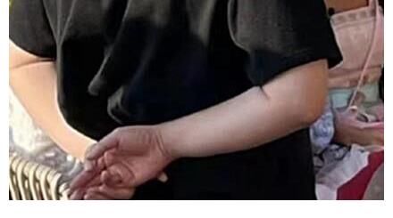 《青春環(huán)游記》溫州路透，嘉賓們都坐在椅子上，只有吳彤在站著……