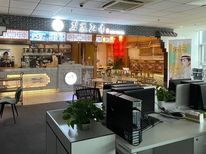 吧台|工位边上就是奶茶吧台，每天都有“喝不完”的奶茶！茶饮研发师到底有多爽？