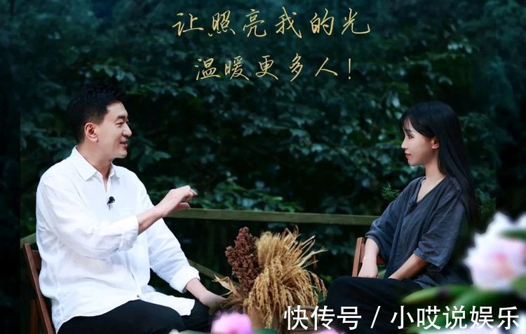 李子柒接受鲁健专访公开回应质疑,谈未来规划全程都侧着面对镜头