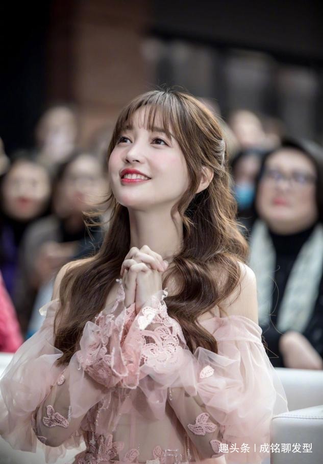 羊毛卷发 女明星做示范,头发扎一半留一半,这些发型好打理还时髦!