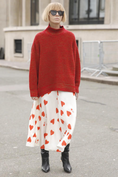 红色配什么颜色好看？配黑色白色或蓝色都不错，洋气明媚又时尚