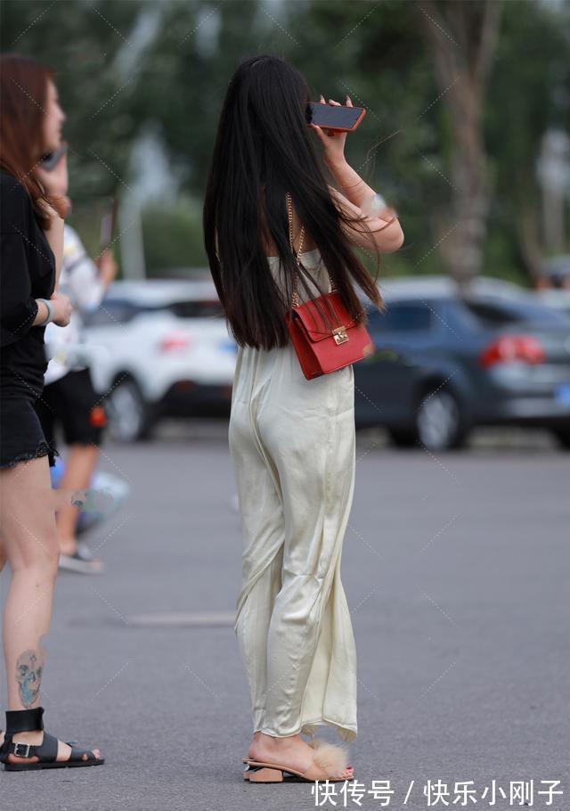 高腰 吊带裙最能展现淑女风范,晶莹剔透不食人间烟火,温柔甜美