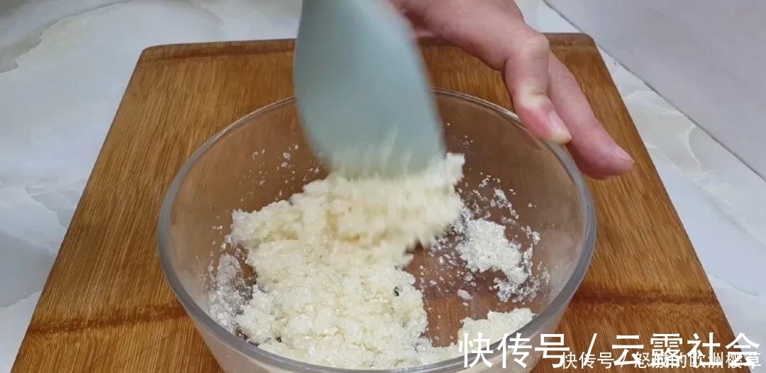 面包这样做才好吃，加4个鸡蛋，比蛋糕简单好吃，没烤箱也能成功