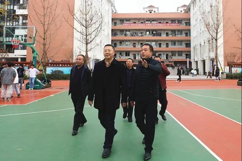  校园文化|绵阳市教体局局长胡东前往绵阳一中视察指导校园文化建设工作