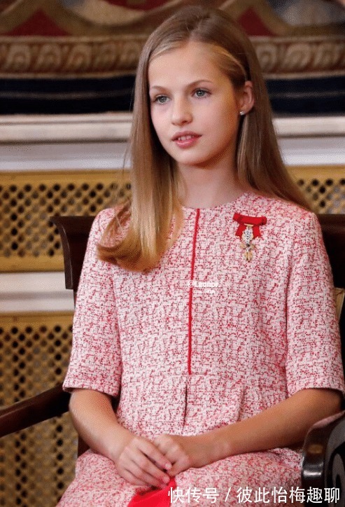 穿搭 真正的贵族穿搭都简约，看西班牙公主莱昂诺尔，穿红色套裙真高级