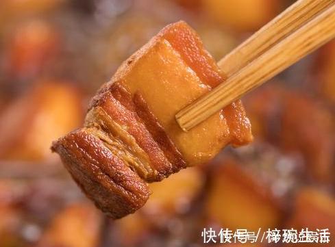 炖肉时,别只会放花椒八角了,多放2味料,越炖越软烂,越炖越香