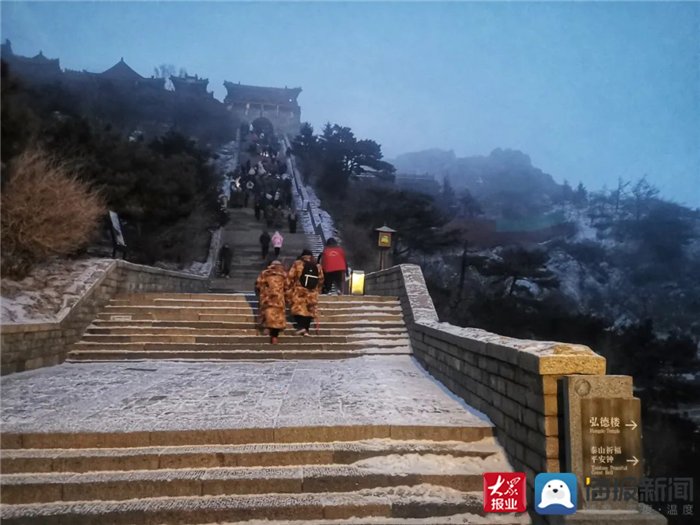 岱顶之上瑞雪贺春&飞雪迎春 泰安迎来虎年第一场雪